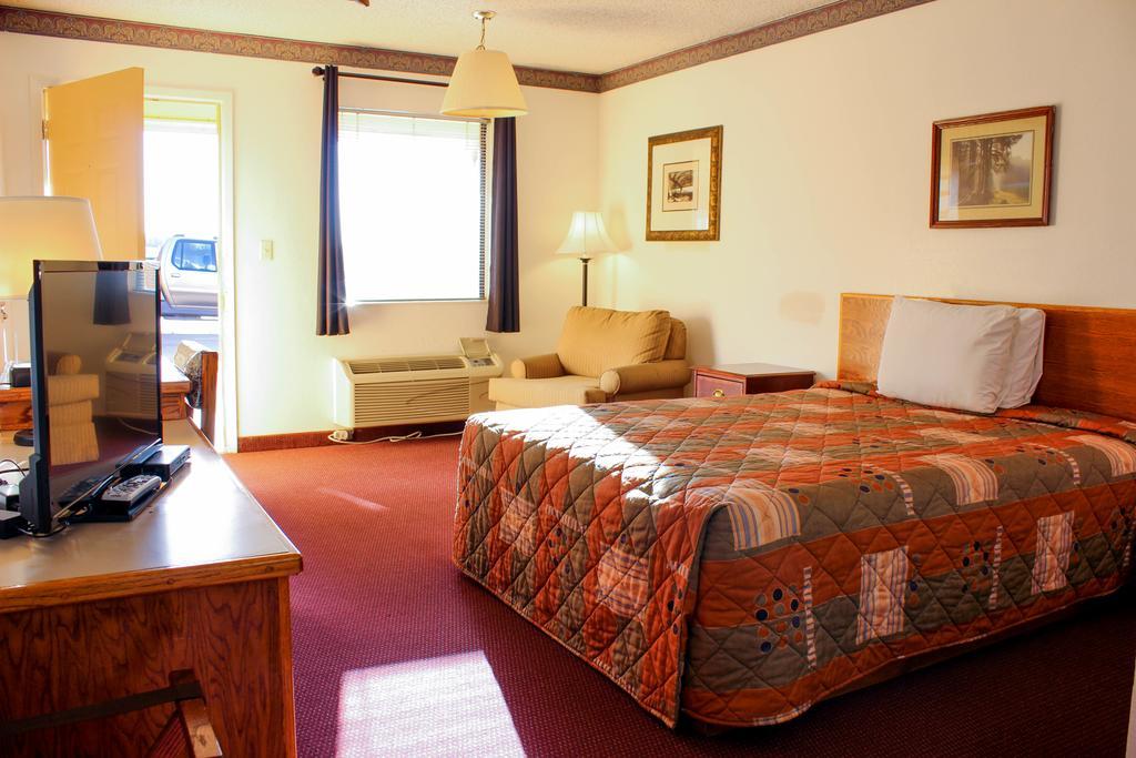 Westworld Country Inn Hubbard Exterior photo