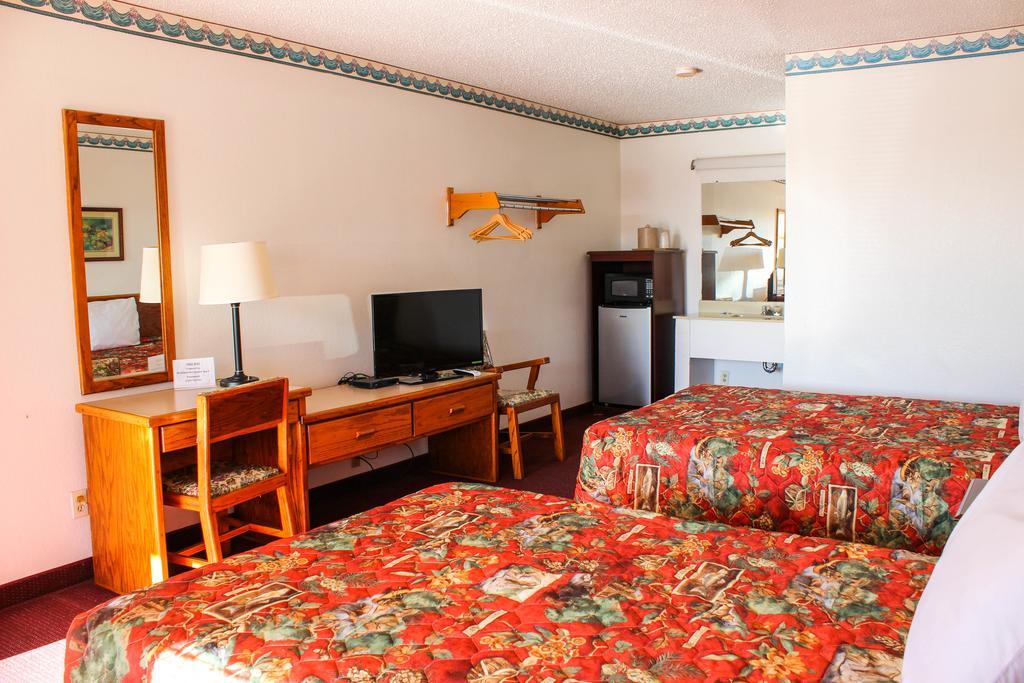 Westworld Country Inn Hubbard Exterior photo